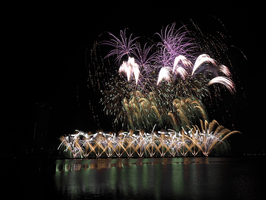 “让河流述说故事” 结束了璀璨的烟花节