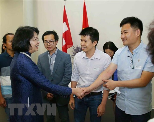 越南国家副主席邓氏玉盛会见旅居瑞士越南知识分子和留学生