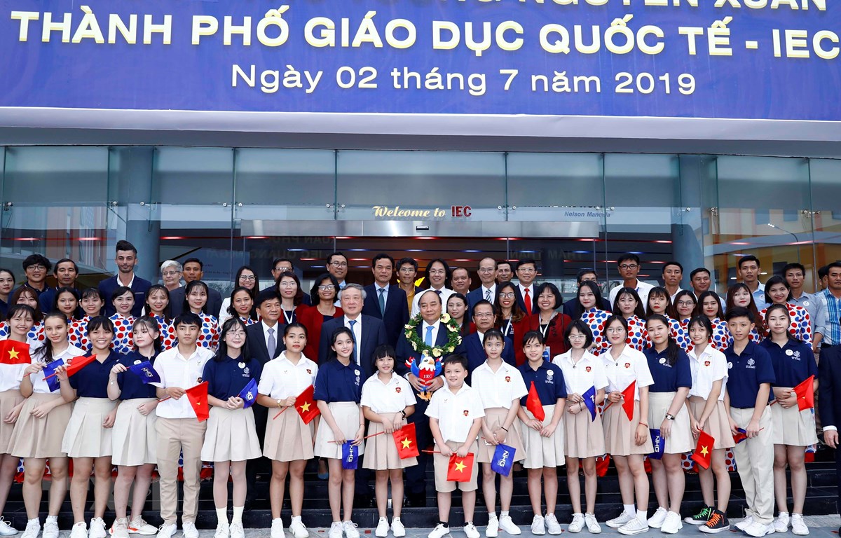 阮春福总理参观广义省国际教育城