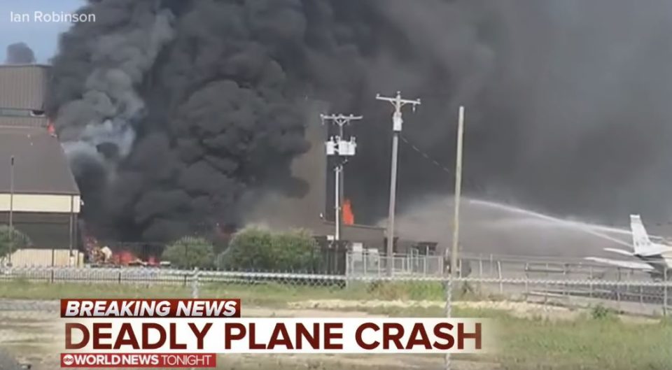 美国得克萨斯州一小飞机坠毁10人遇难