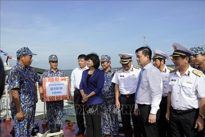 国家副主席邓氏玉盛率团探望海军第二区