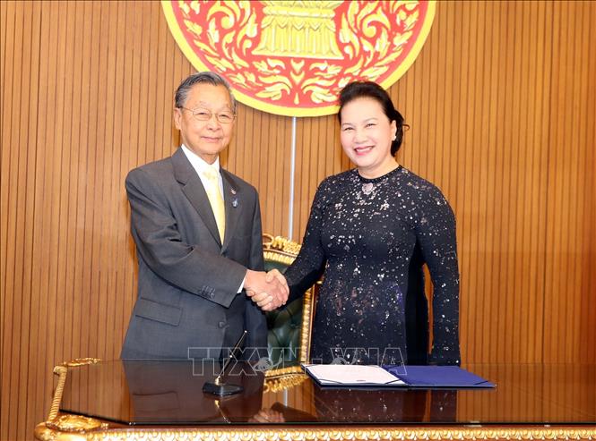 越南国会主席阮氏金银与泰国众议院议长川吕沛举行会谈