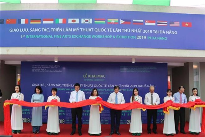 首届国际美术创作及交流展在岘港市开幕