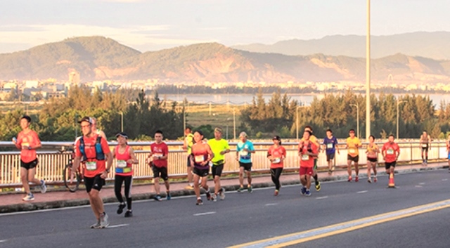 九千多名运动员参加岘港国际马拉松比赛