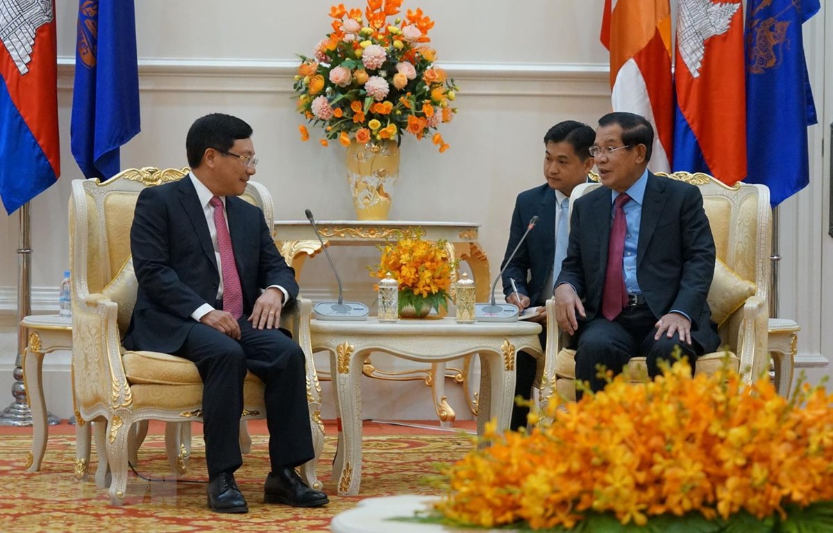越南政府副总理兼外交部长范平明礼节性拜会柬埔寨首相洪森