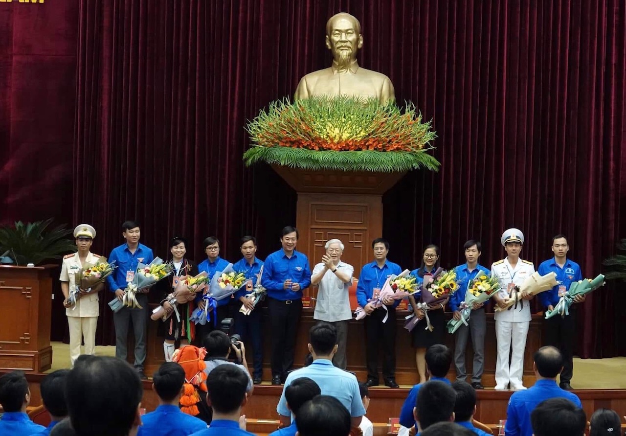 阮富仲同志：青年党员是党的雄厚后备力量