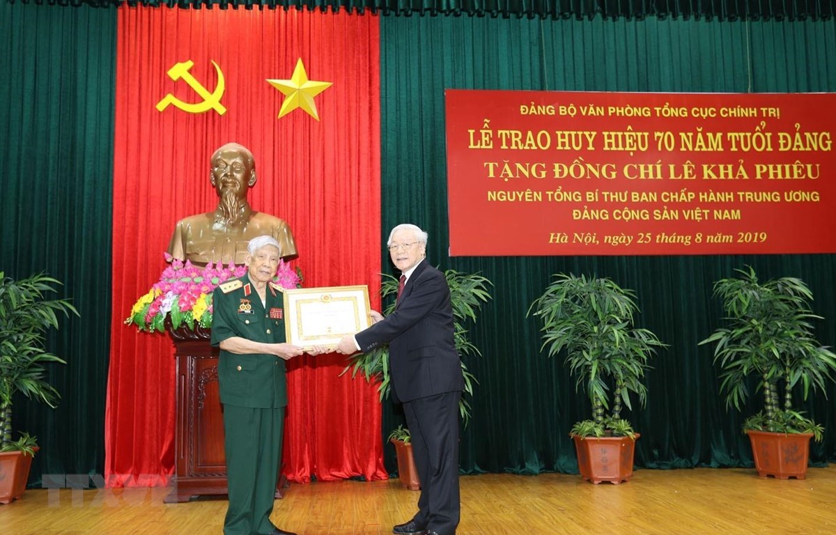 原越共中央总书记黎可漂荣获70年党龄纪念章