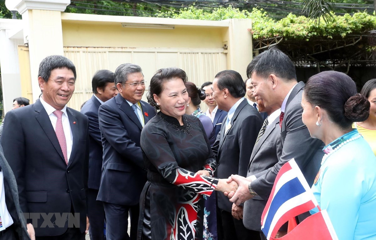 国会主席阮氏金银探访越南驻泰国大使馆