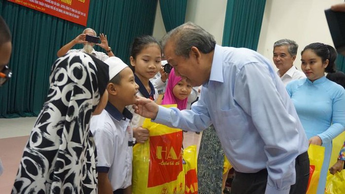 越南政府常务副总理张和平向胡志明市占族500名贫困学生颁发奖学金