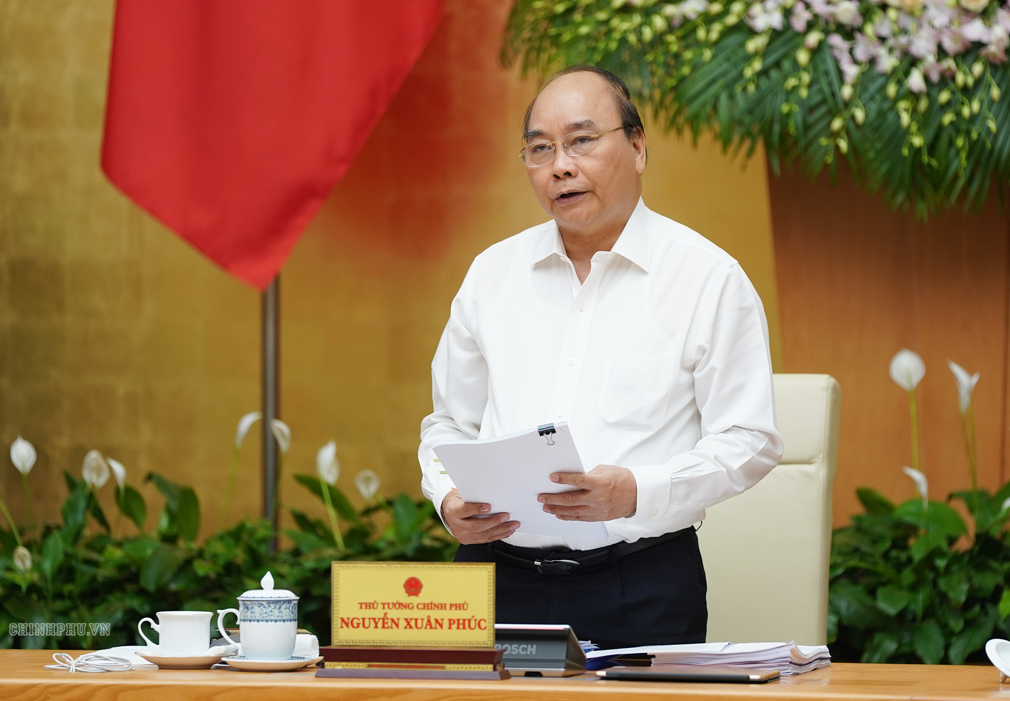 越南政府总理阮春福主持政府8月份例行会议