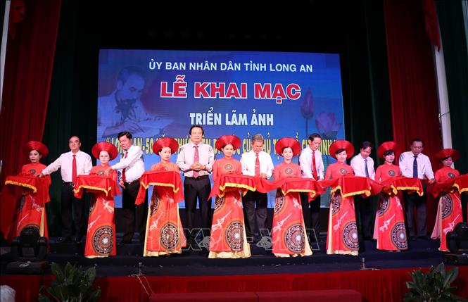 “隆安-遵循胡志明主席遗嘱50周年”摄影展开幕