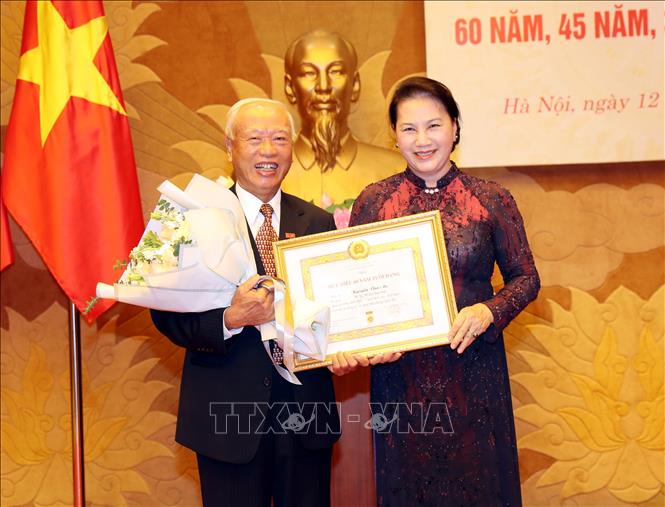 国会主席阮氏金银出席党龄纪念章授予仪式