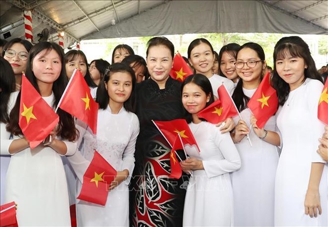 越南党和国家领导人奔赴各地，与全国师生们共迎新学年