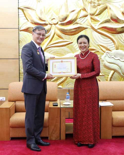越友联向老挝驻越南大使授予“各民族和平友谊贡献”纪念章