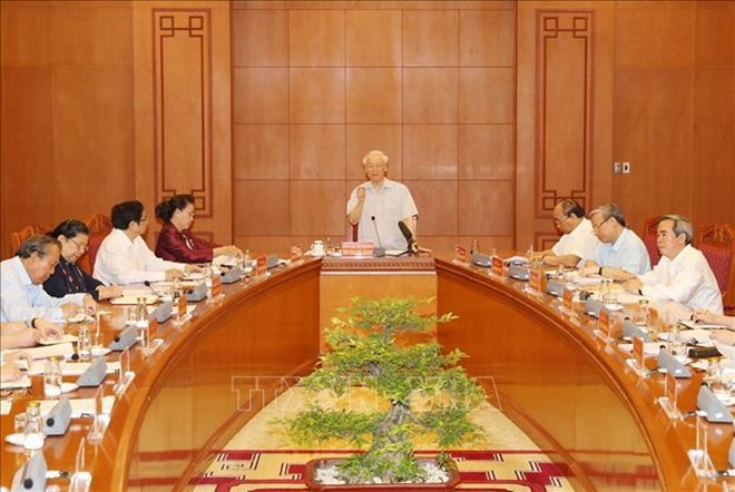 阮富仲同志主持召开越共十三大文件起草小组会议