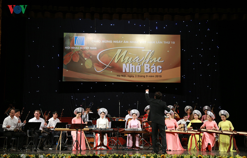 “秋天思念胡伯伯”艺术晚会在河内举行