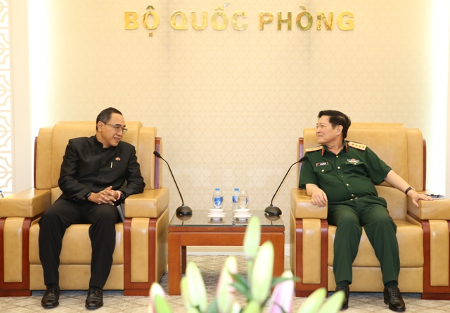 越南国防部长吴春历会见泰国驻越大使