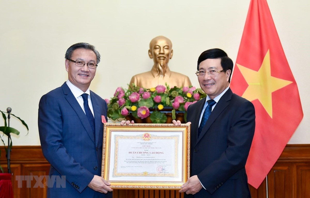 老挝驻越南大使荣获越南国家主席的一等劳动勋章
