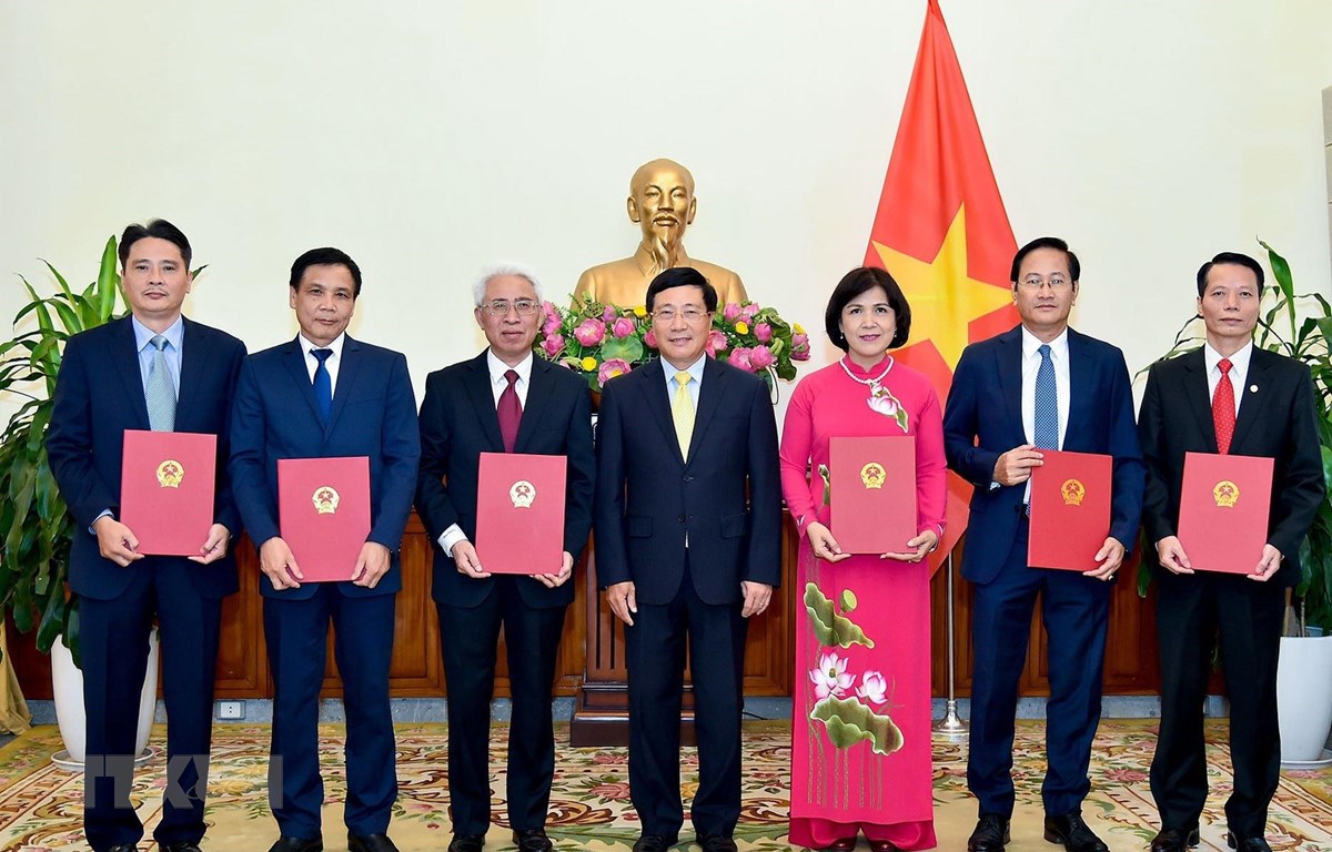 2019-2022年任期六位新任驻外大使任命书颁发仪式在河内举行