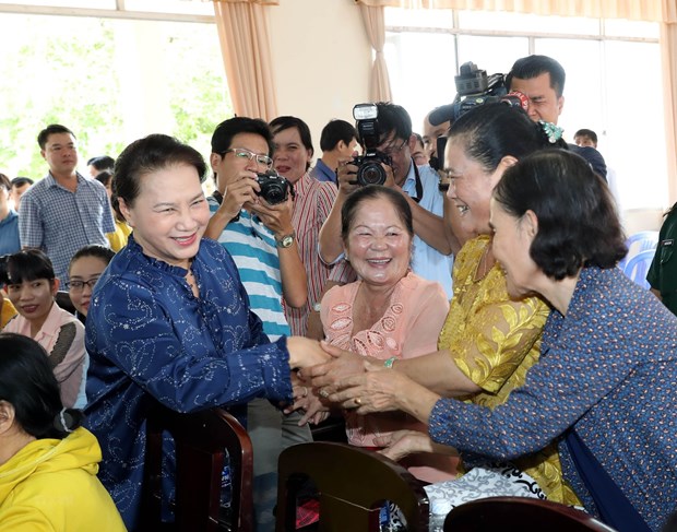 国会主席阮氏金银会见芹苴市选民