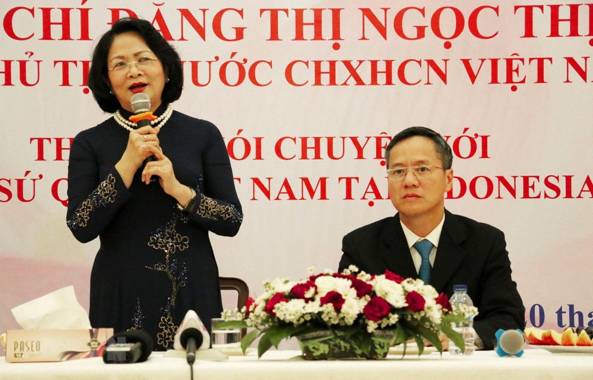 国家副主席邓氏玉盛访问越南驻印尼大使馆
