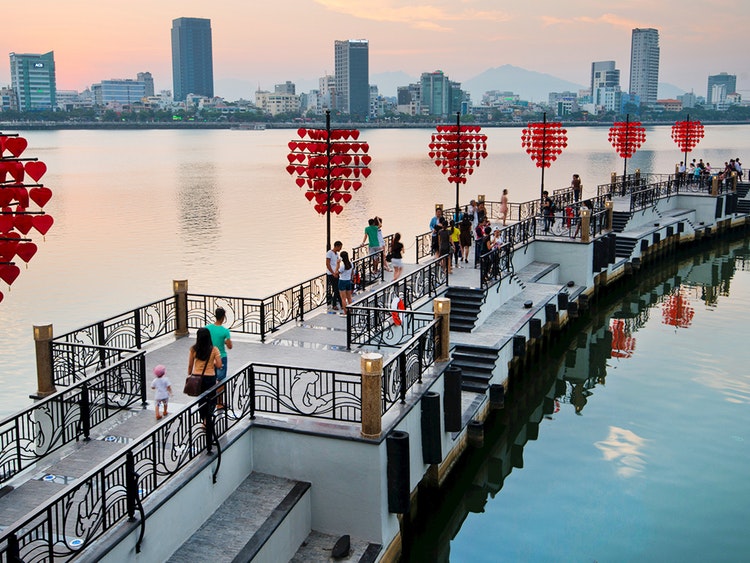 向泰国友人推广越南岘港市的形象及旅游潜力
