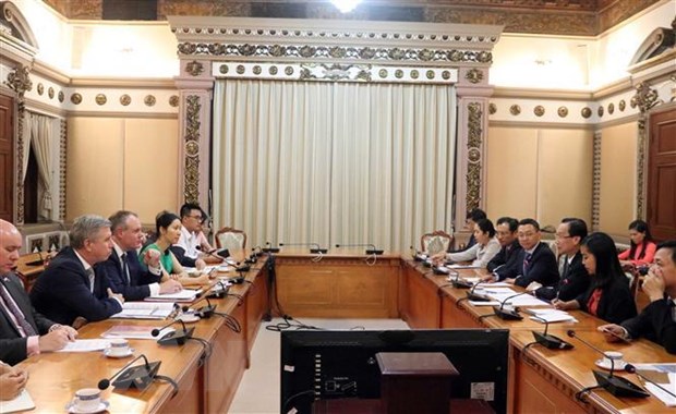 胡志明市加强与英国的经贸合作