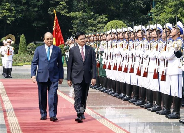 阮春福总理举行隆重仪式欢迎老挝总理通伦·西苏里来访