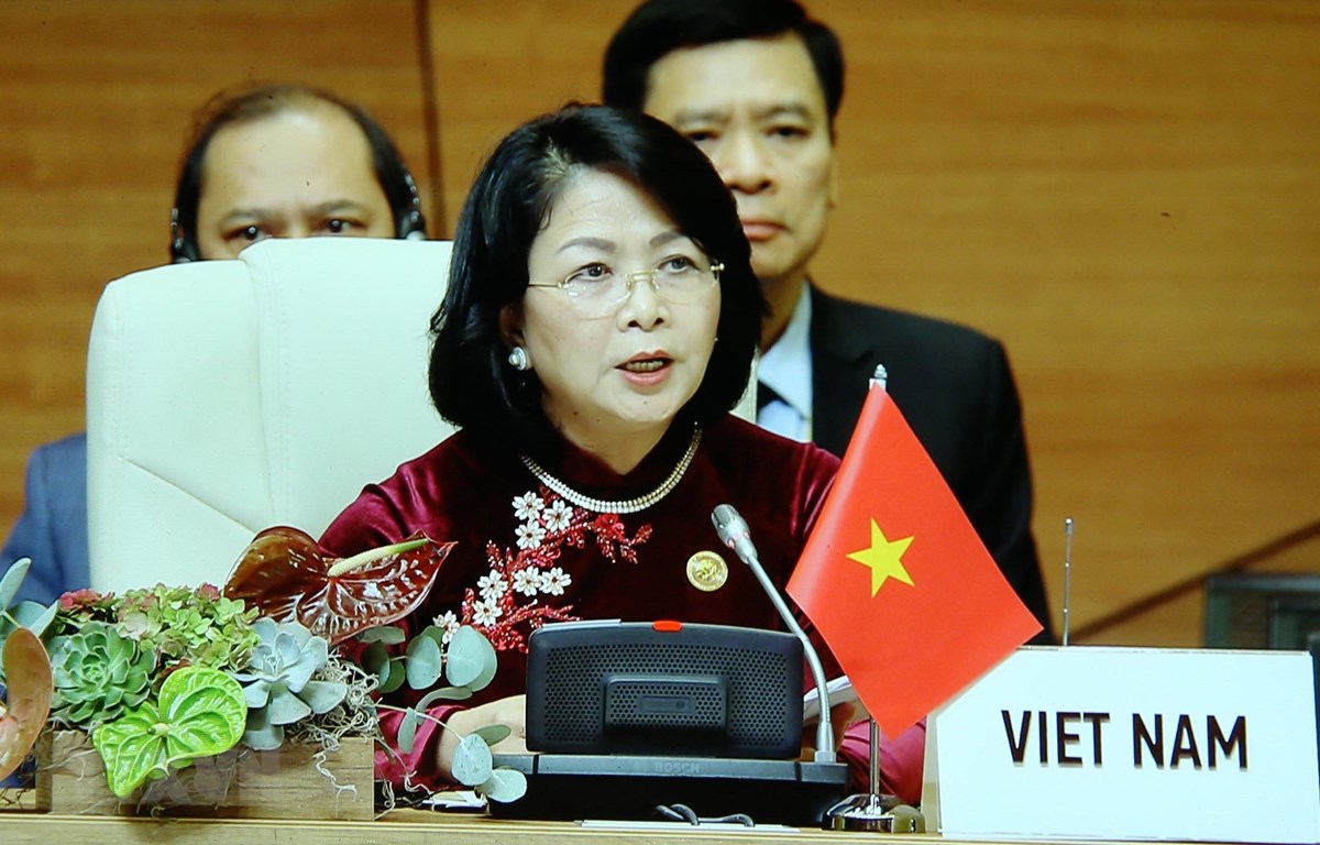 越南国家副主席邓氏玉盛出席第18届不结盟运动峰会开幕式