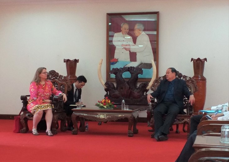 美国驻胡志明市领事馆代表团对安江省进行工作访问