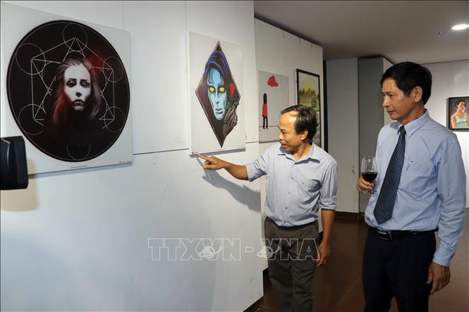 岘港举行外国人美术交流活动