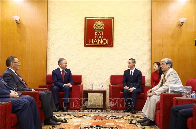 哈萨克斯坦议会下院议长会见河内大学干部及师生代表