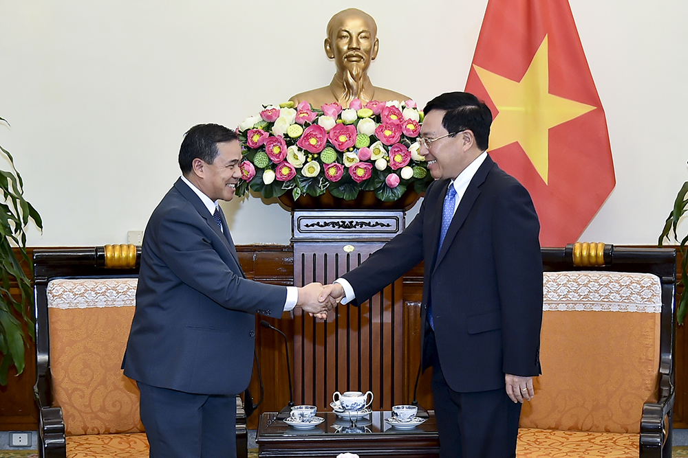 进一步巩固和发展越老传统友好关系