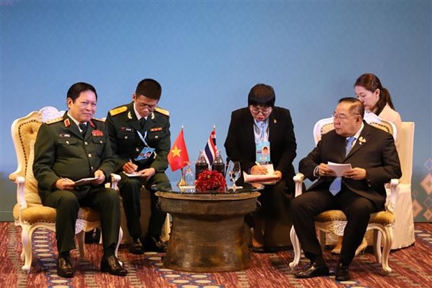 越南国防部长吴春历会见泰国和印尼国防部部长