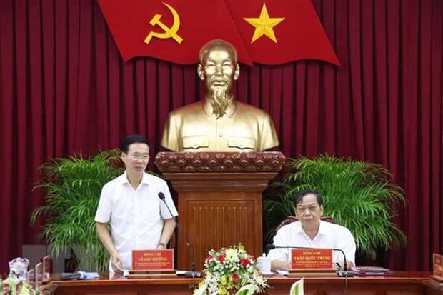 越共中央政治局检查团与芹苴市委常务委员会举行工作会议