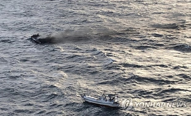 韩国动用海警船和直升机搜寻失火渔船船员