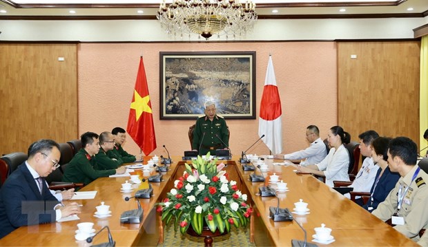 日本防卫省军官代表团访问越南