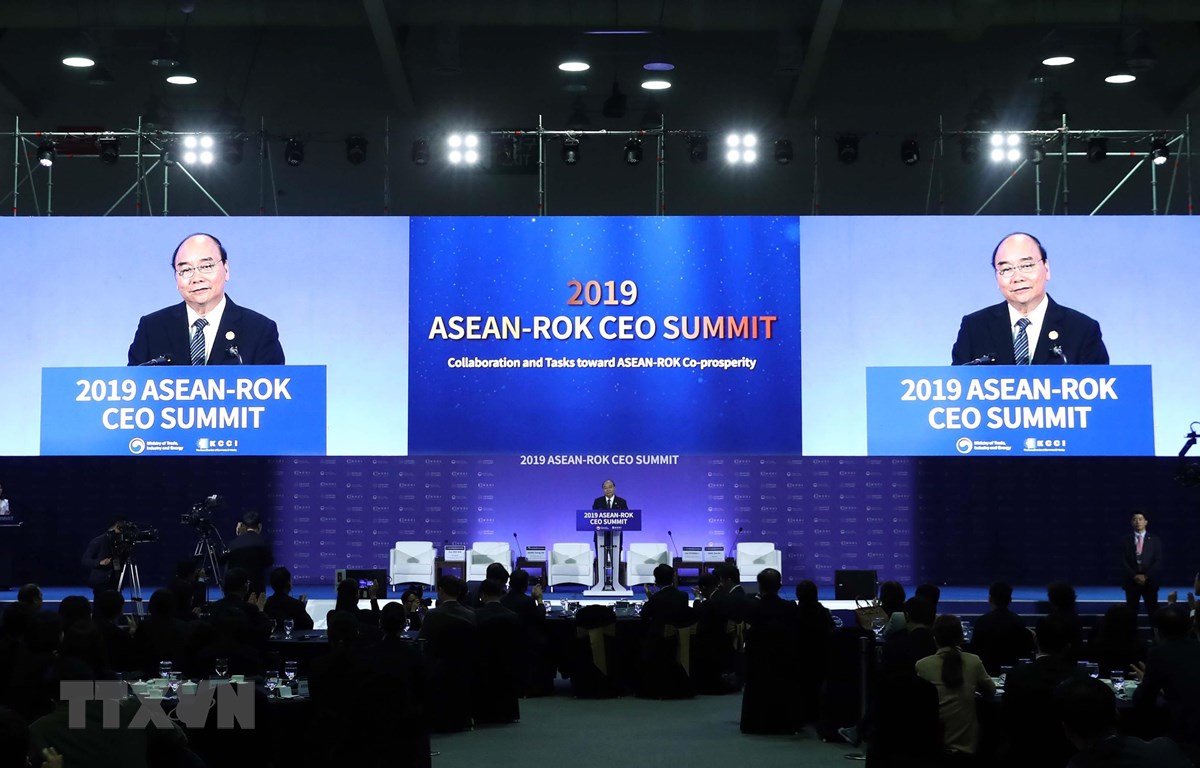 政府总理阮春福率团出席东盟-韩国CEO峰会