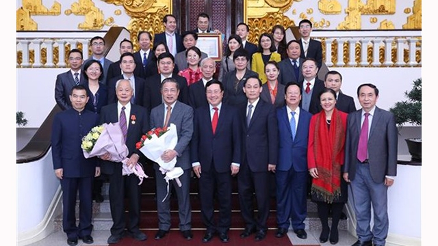 越南政府副总理兼外交部长范平明会见参与越中人民论坛第11次会议的代表