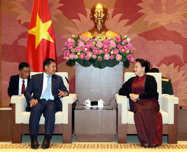 国会主席阮氏金银会见缅甸国防军总司令敏昂莱