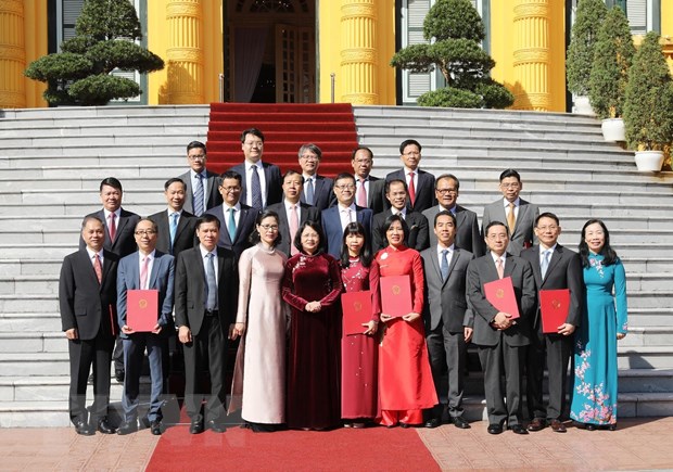 国家副主席邓氏玉盛向16位越南新任驻外大使颁发任命书