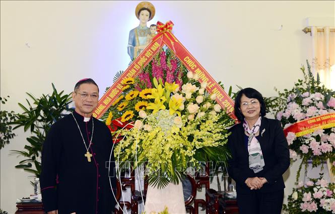 国家副主席邓氏玉盛向裴朱教区主教座堂神职人员致以圣诞节祝贺