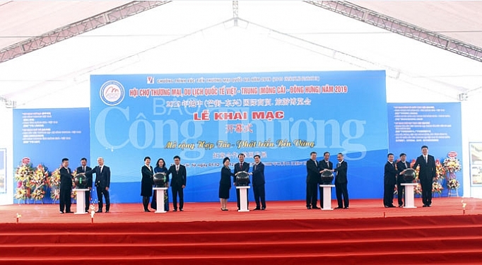 越中（芒街-东兴）国际商贸-旅游博览会开幕