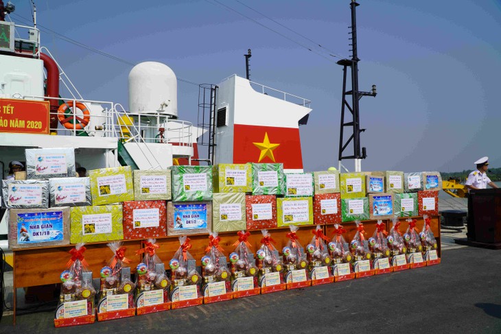 60多名记者看望慰问DK1海上高脚屋指战员