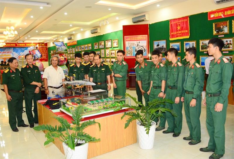 “建设军队与捍卫祖国”图书与图片展在胡志明市举行