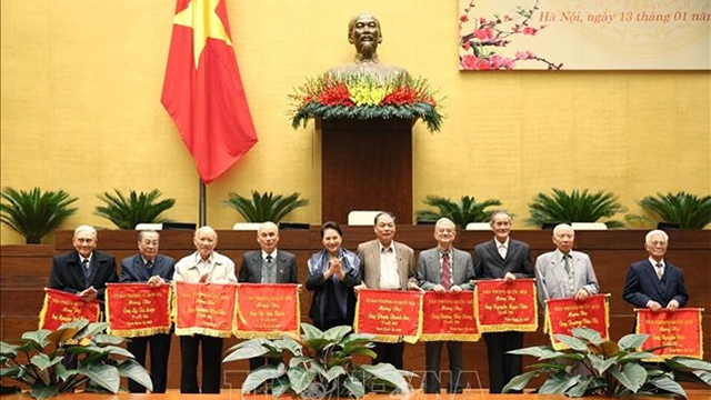 阮氏金银主席希望各位国会前领导和干部继续支持国会及其属下机构完成任务