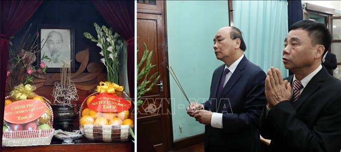 阮春福总理前往主席府内的67号房上香缅怀胡志明主席