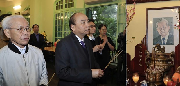 政府总理阮春福向已故党和国家领导人上香