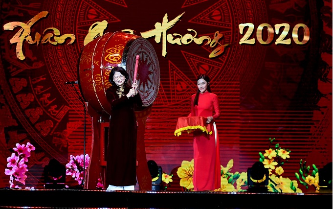 约1500名越南侨胞出席2020年“家乡之春”文艺晚会