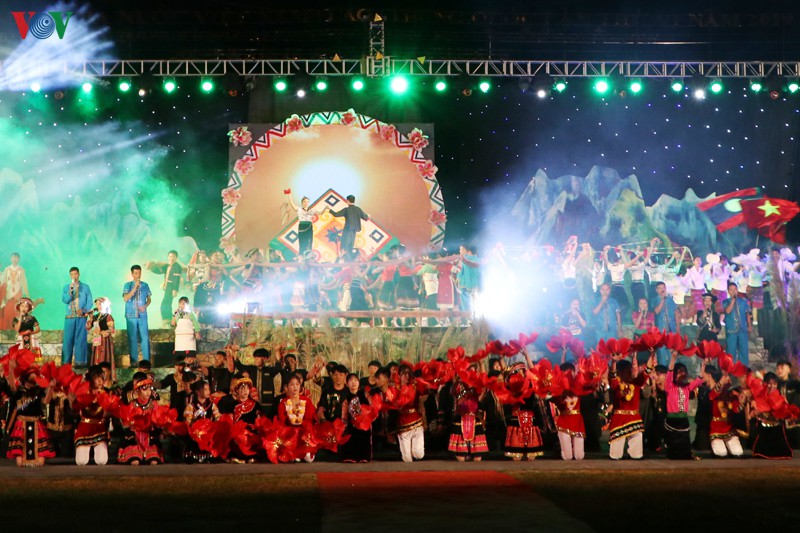 越老中抛绣球节：弘扬三国友谊